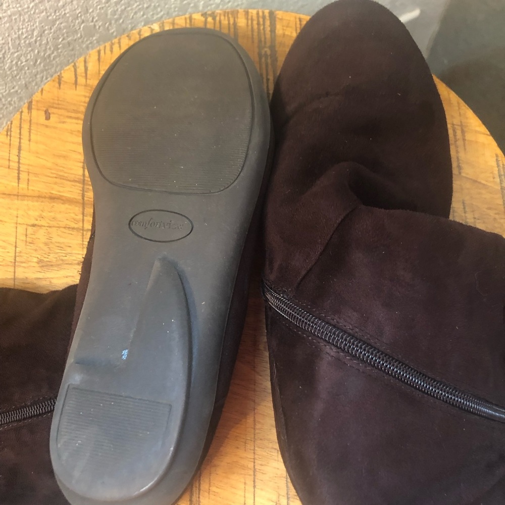 Size 9 Comfortview Chocolate Brown knee high boots.  Like new condition!
